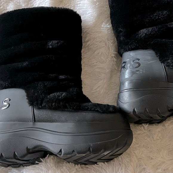 Michael Kors "Gamma" faux fur platform boots. Size 8. Tried on, worn indoors. - Picture 6 of 11